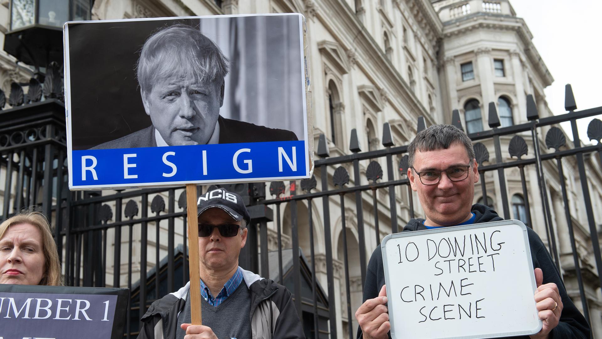 Demonstranten fordern in London den Rücktritt des britischen Premierministers Boris Johnson und von Schatzkanzler Rishi Sunak. Beide sollen Strafen wegen Corona-Verstößen zahlen 