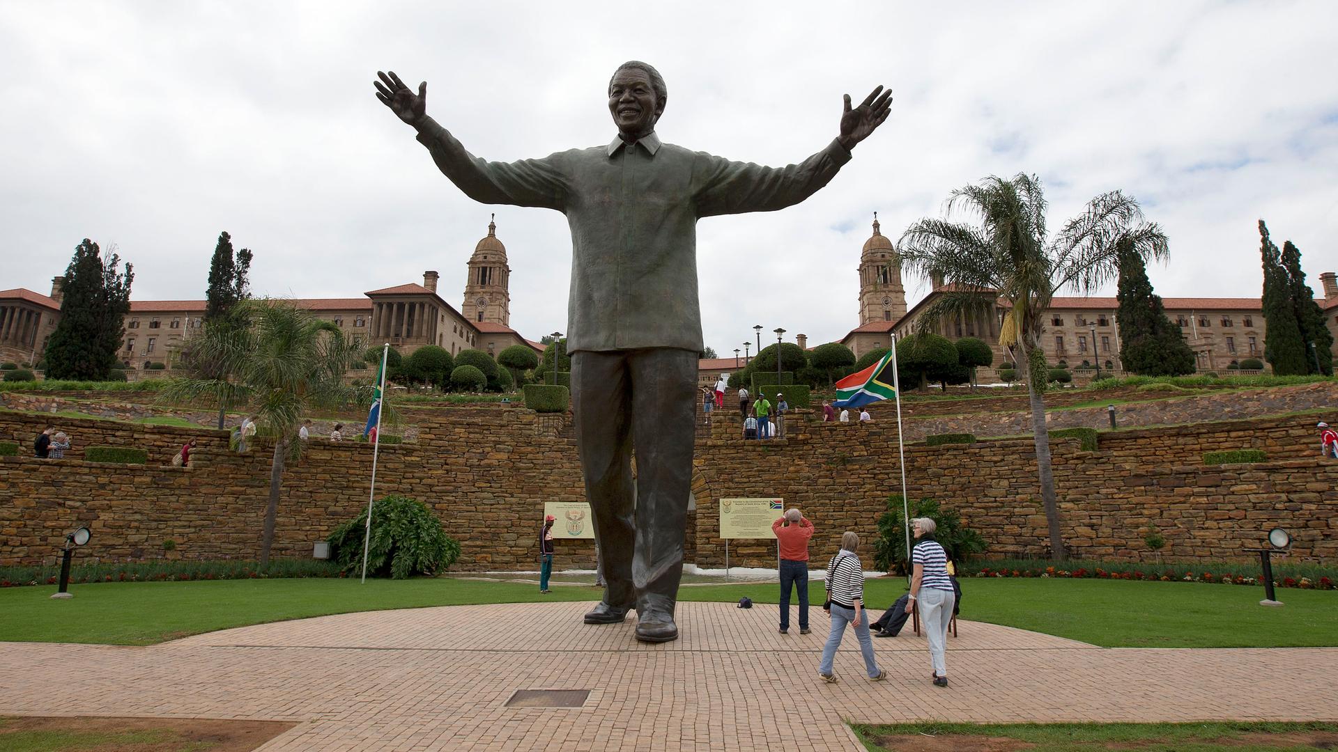 Das Nelson-Mandela-Denkmal am Regierungssitz in Pretoria in Südafrika