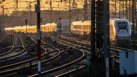 Züge auf den Gleisen westlich des Hauptbahnhof von Dortmund bei Dämmerung