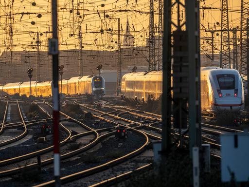 Züge auf den Gleisen westlich des Hauptbahnhof von Dortmund bei Dämmerung