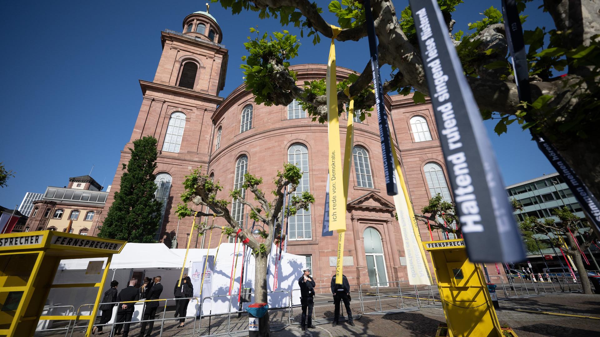 Bänder mit Zitaten hängen vor dem Festakt in der Paulskirche anlässlich des 175. Jahrestags der ersten deutschen Nationalversammlung.