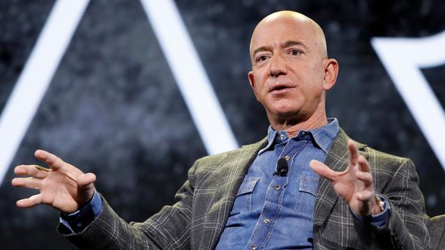 Jeff Bezos gestikuliert mit beiden Händen.
