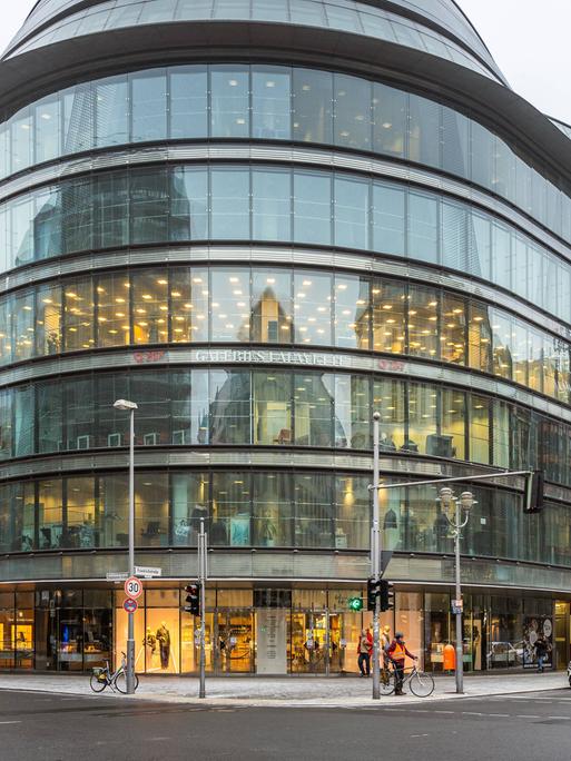 Außenaufnahme der Galeries Lafayette in Berlin an der Friedrichstraße.