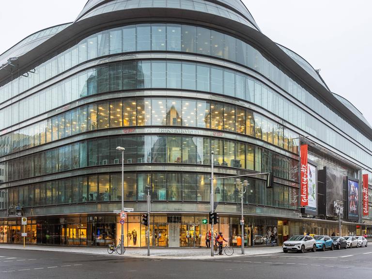 Außenaufnahme der Galeries Lafayette in Berlin an der Friedrichstraße.