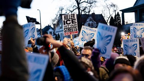Menschen nehmen an einem Protest und einer Mahnwache teil, nachdem ein Beamter der Einwanderungs- und Zollbehörde eine Frau erschossen hat. 