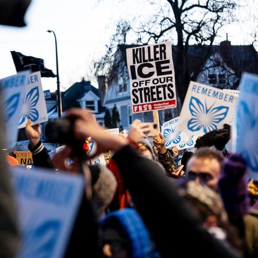 Menschen nehmen an einem Protest und einer Mahnwache teil, nachdem ein Beamter der Einwanderungs- und Zollbehörde eine Frau erschossen hat. 