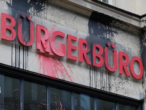 Die Fassade eines SPD-Bürgerbüros ist mit roter und schwarzer Farbe bedeckt. Unbekannte haben im Juli 2020 das Wahlkreisbüro der damaligen Bundestagsabgeordneten Daniela Kolbe aus Leipzig attackiert.