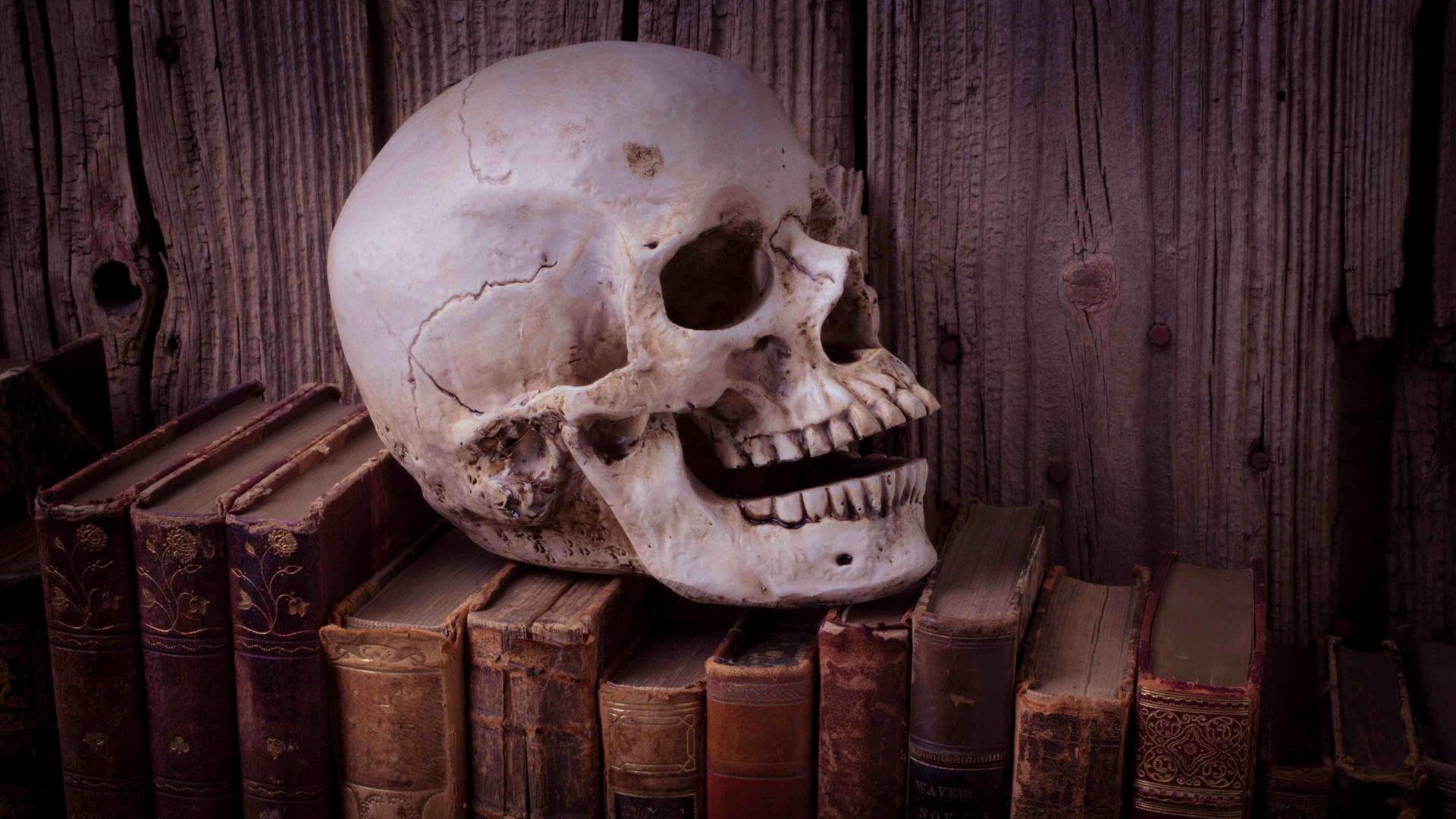 Ein Schädel auf alten Büchern.