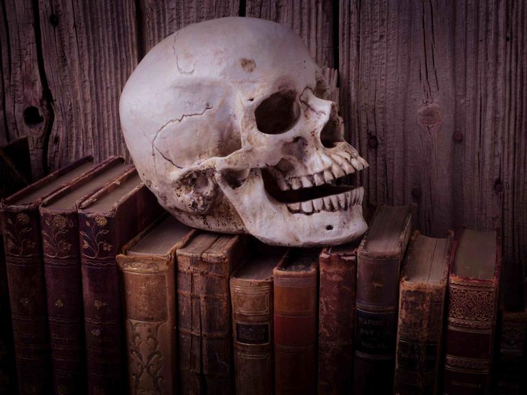 Ein Schädel auf alten Büchern.