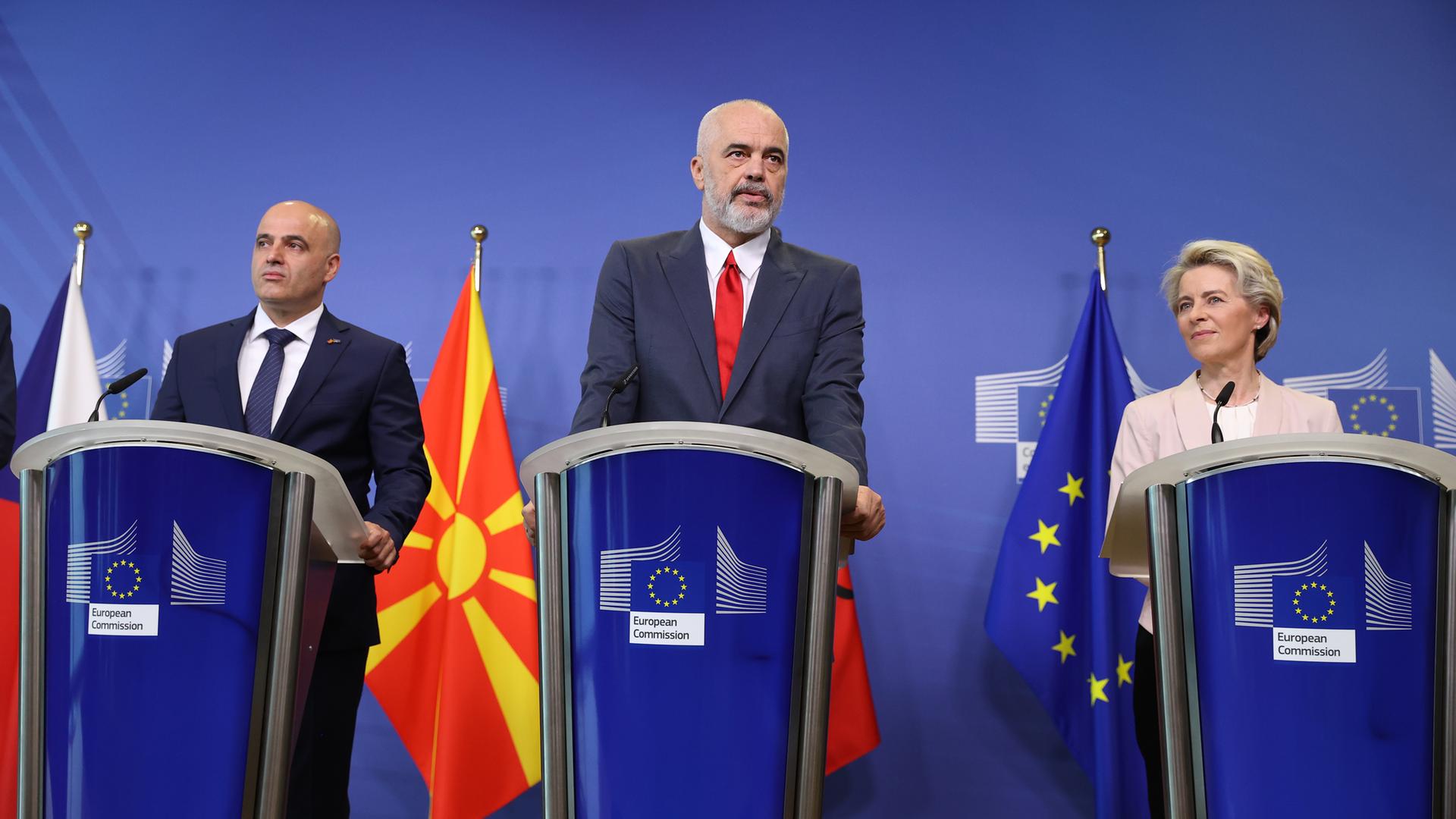 Zu sehen sind die Regierungs-Chefs von Albanien und Nordmazedonien, Edi Rama (li) und Dimitar Kovacevski (Mi). Sie stehen zusammen mit EU-Kommissions-Präsidentin Ursula von der Leyen (re) an Redner-Pulten. 