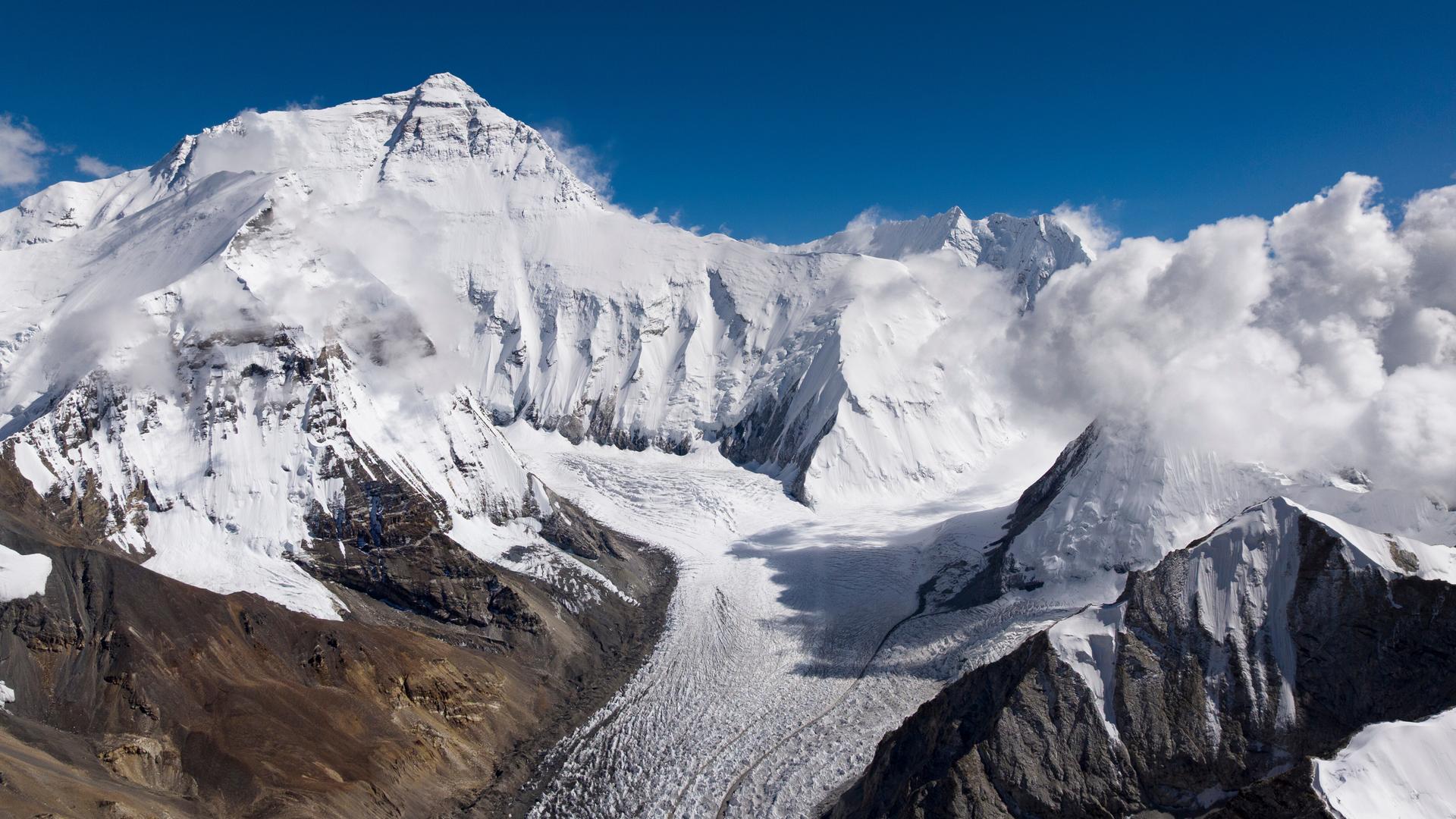 Die Nordseite des Mount Everest im September 2024