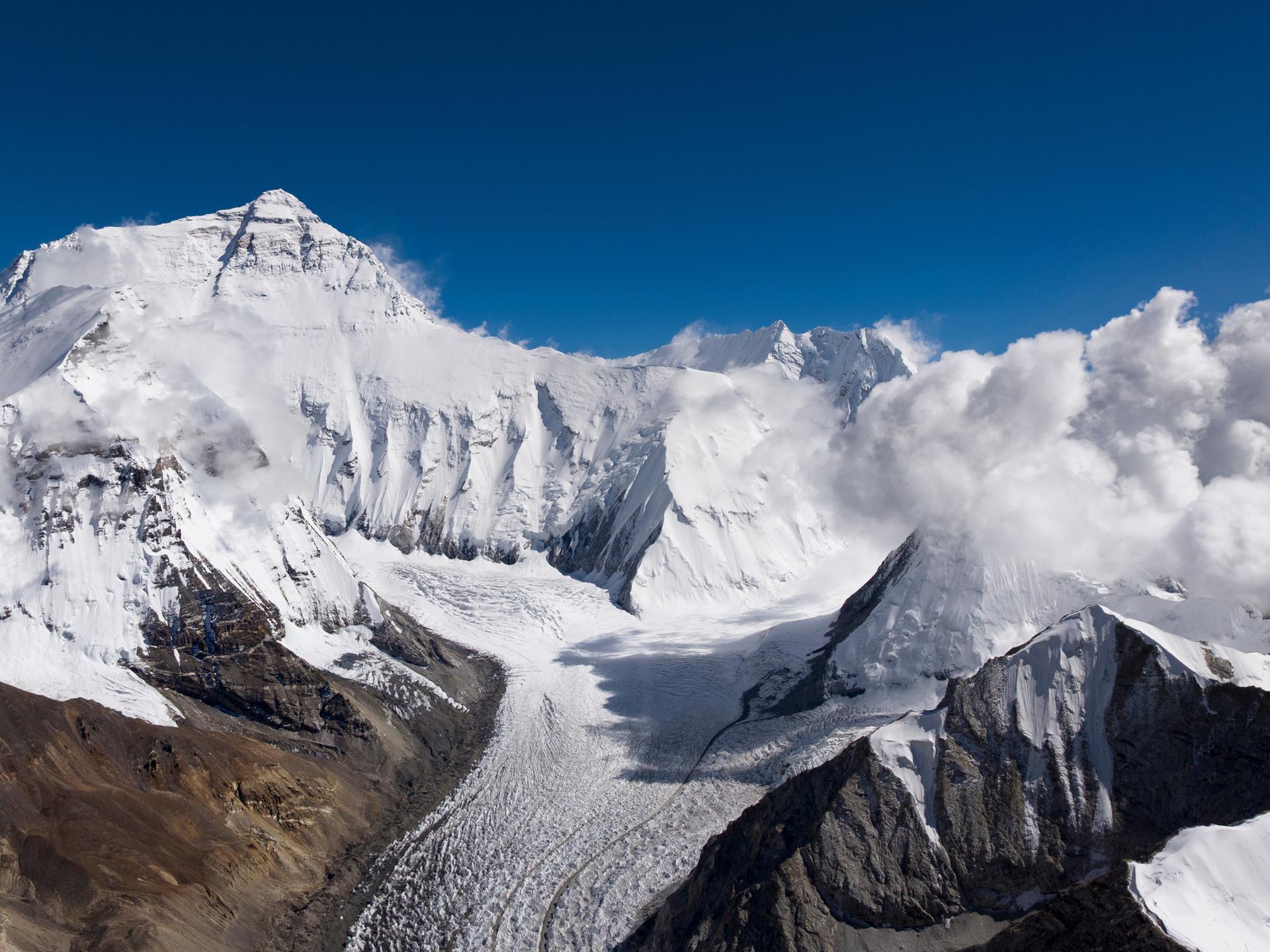 Die Nordseite des Mount Everest im September 2024