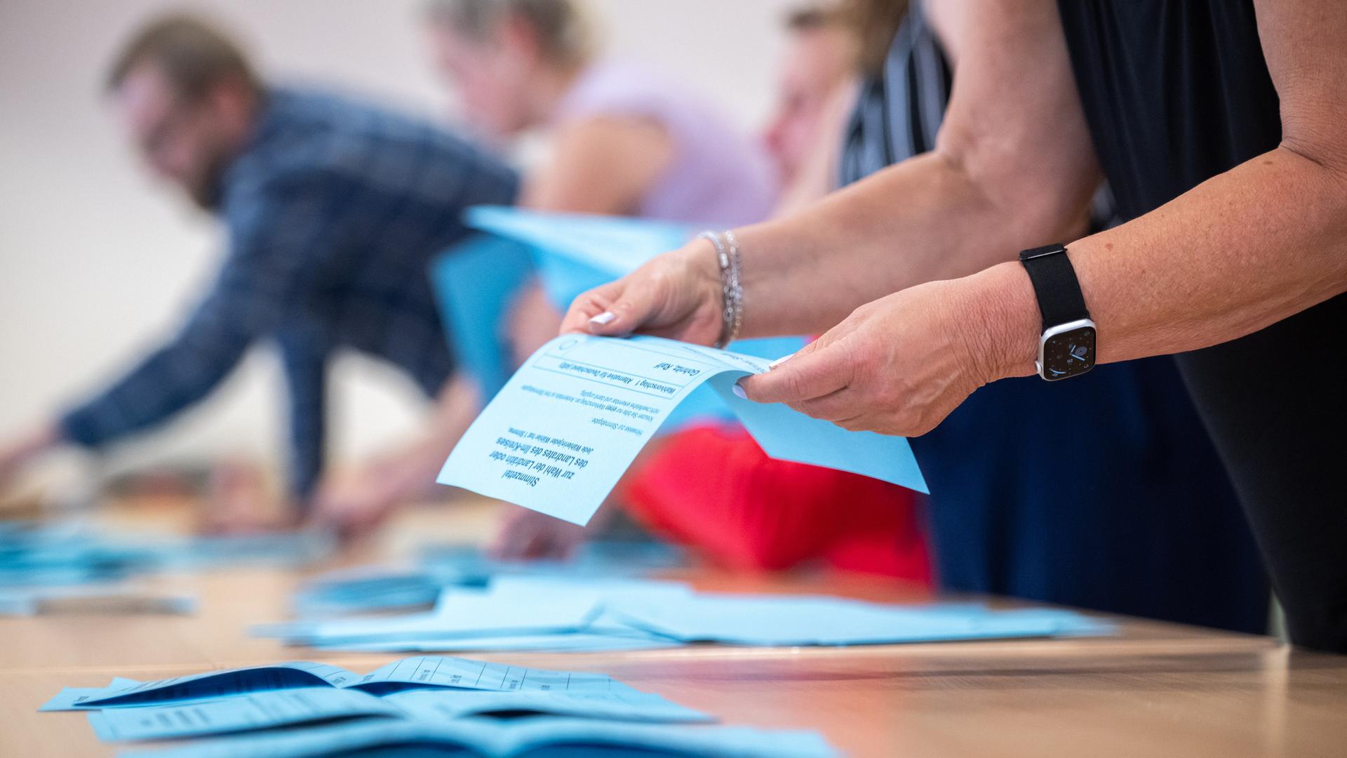 Stimmenauszählung der Landratswahl im Wahllokal vom Wahlbezirk 114 in der Arnstadter Stadthalle aus. In Thüringen werden 17 Kreistage, Stadträte und Oberbürgermeister in den 5 kreisfreien Städten und Landräte in 13 Landkreisen gewählt, dazu kommen die Wahlen für 600 Stadt- und Gemeinderäte. 