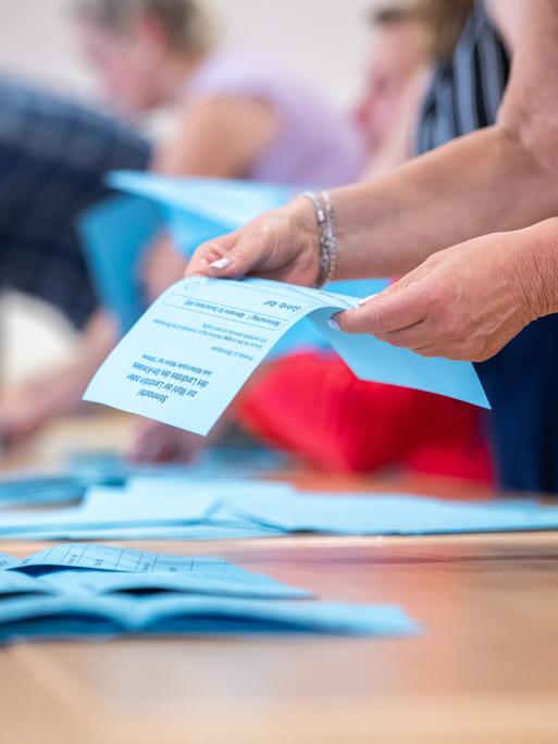Stimmenauszählung der Landratswahl im Wahllokal vom Wahlbezirk 114 in der Arnstadter Stadthalle aus. In Thüringen werden 17 Kreistage, Stadträte und Oberbürgermeister in den 5 kreisfreien Städten und Landräte in 13 Landkreisen gewählt, dazu kommen die Wahlen für 600 Stadt- und Gemeinderäte. 