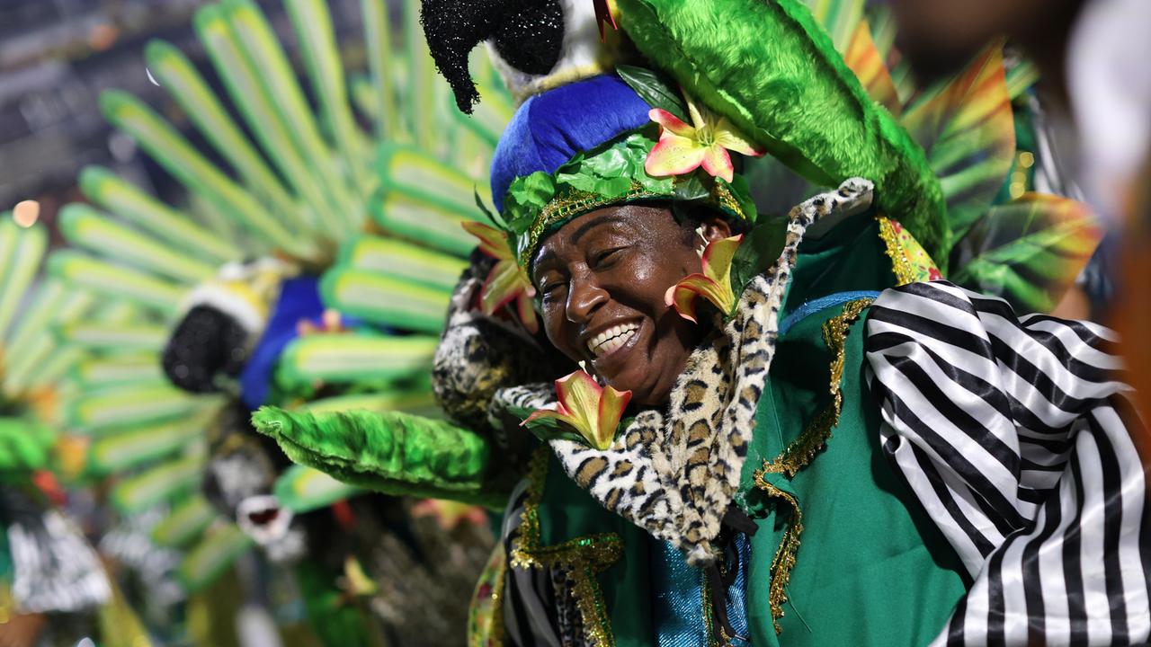 Tänzerinnen und Tänzer von Sambaschulen nehmen im Sambodromo am Auftakt des Karnevals in Rio teil