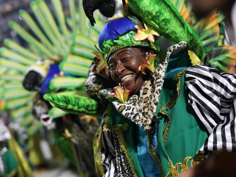 Tänzerinnen und Tänzer von Sambaschulen nehmen im Sambodrom am Auftakt des Karnevals in Rio teil.