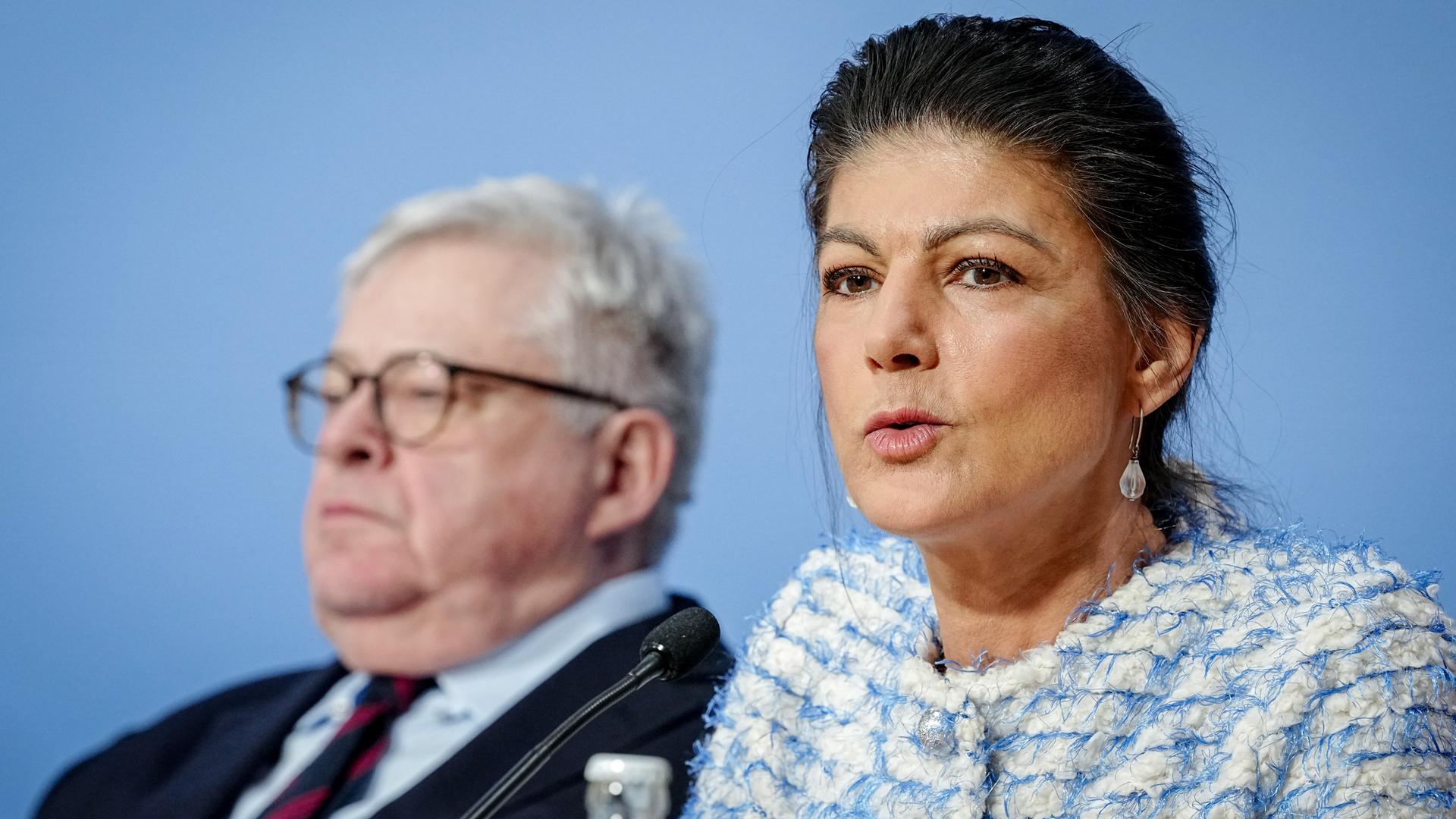 Sahra Wagenknecht, Parteigründerin des BSW, spricht auf einer Pressekonferenz zur Einreichung der Wahlprüfungsbeschwerde neben dem Rechtsanwalt Christoph Degenhart.