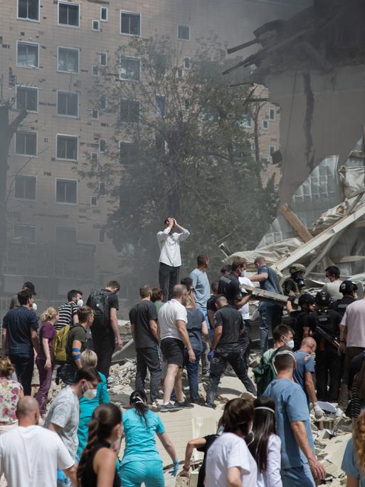 Rettungskräfte arbeiten an der Bergung der unter den Trümmern Eingeschlossenen. Russische Raketenangriffe haben ein Kinderkrankenhaus beschädigt und teilweise zerstört. 8. Juli 2024, Kiew, Ukraine