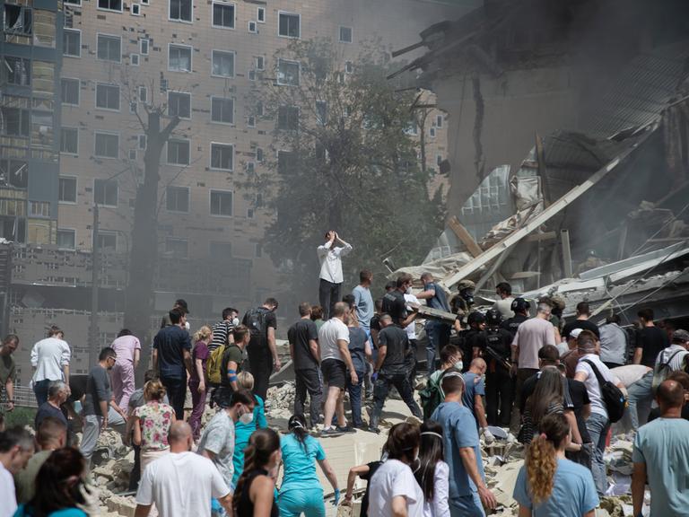 Rettungskräfte arbeiten an der Bergung der unter den Trümmern Eingeschlossenen. Russische Raketenangriffe haben ein Kinderkrankenhaus beschädigt und teilweise zerstört. 8. Juli 2024, Kiew, Ukraine