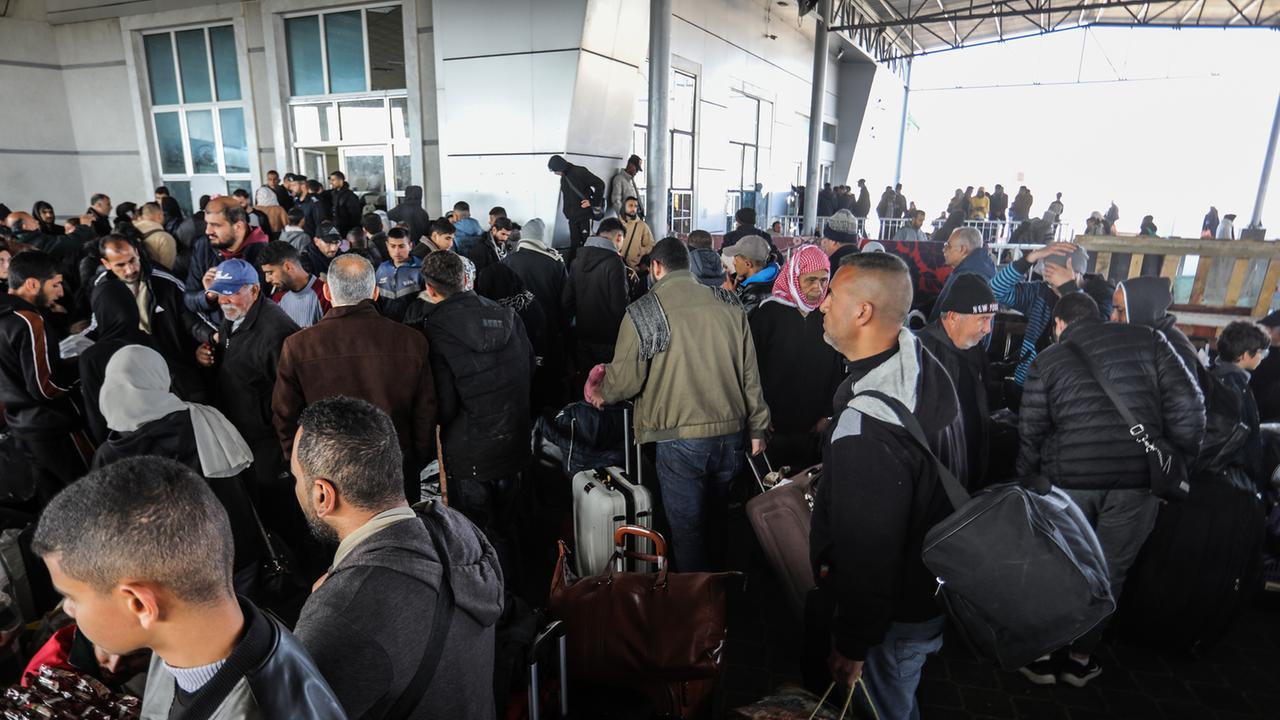 Palästinenserinnen und Palästinenser am Grenzübergang Rafah am 6. Februar 2024.