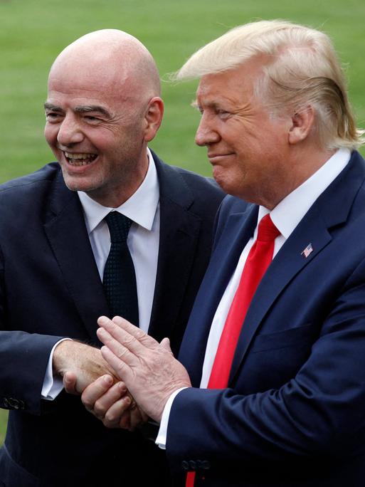 FIFA-Präsident Gianni Infantino und Donald Trump schütteln sind die Hände. 