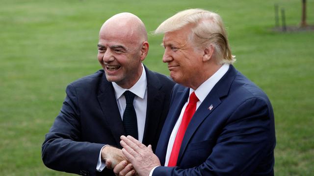 FIFA-Präsident Gianni Infantino und Donald Trump schütteln sind die Hände. 