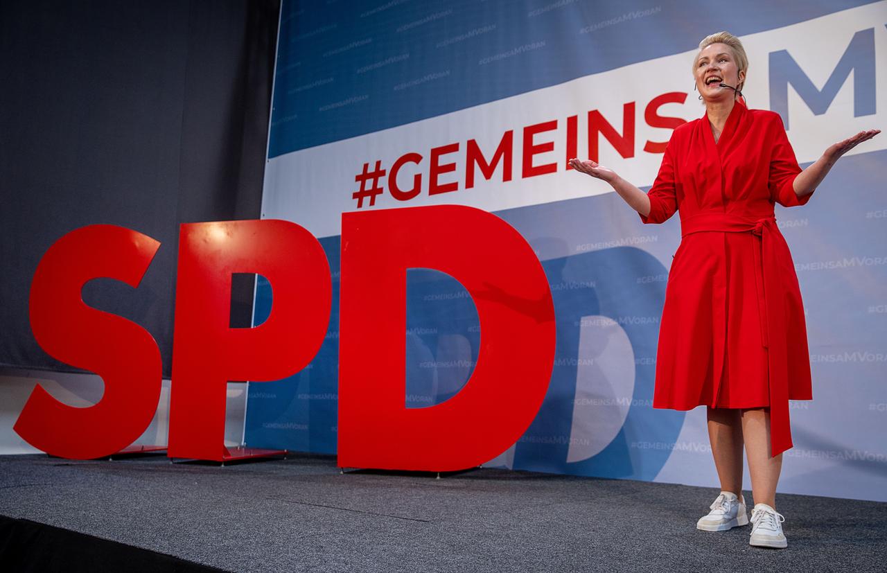 Manuela Schwesig, die SPD-Landesvorsitzende und Ministerpräsidentin von Mecklenburg-Vorpommern, spricht auf einem Parteitag vor Delegierten. 