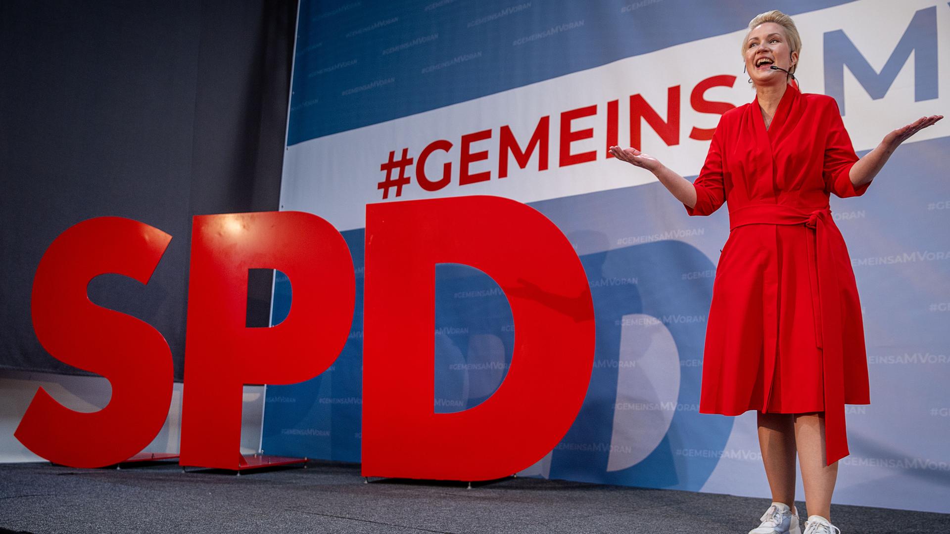 Manuela Schwesig, die SPD-Landesvorsitzende und Ministerpräsidentin von Mecklenburg-Vorpommern, spricht auf einem Parteitag vor Delegierten. Manuela Schwesig, die SPD-Landesvorsitzende und Ministerpräsidentin von Mecklenburg-Vorpommern, spricht auf einem Parteitag vor Delegierten.