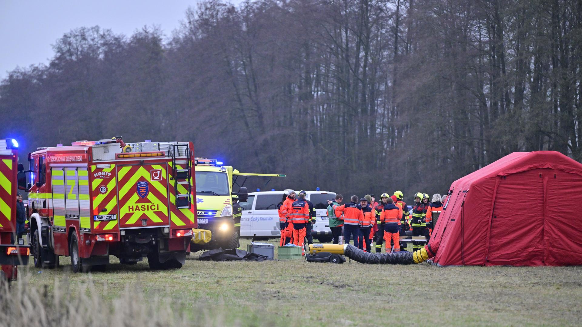 Rettungskräfte arbeiten am Unfallort nach der Kollision eines Schnellzuges mit einem Personenzug auf der Strecke zwischen den Orten Zliv und Divcice bei Ceske Budejovice (Budweis). 