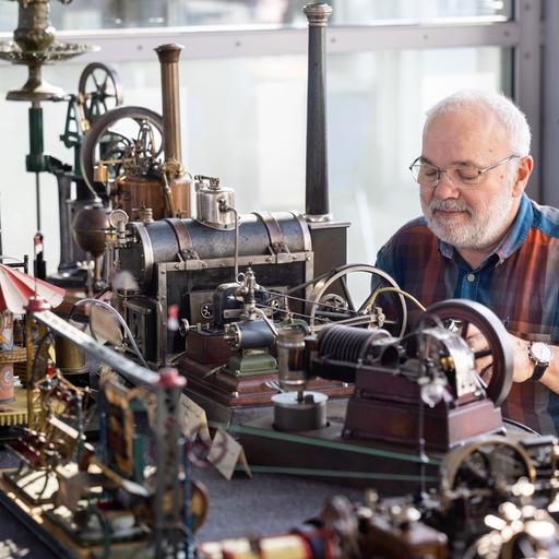 Hans Gerd Schumacher ölt zur Eröffnung der Thüringer Modellbaumesse «Modell Leben» eine Dampfmaschine mit Dynamo von Märklin um 1913.
