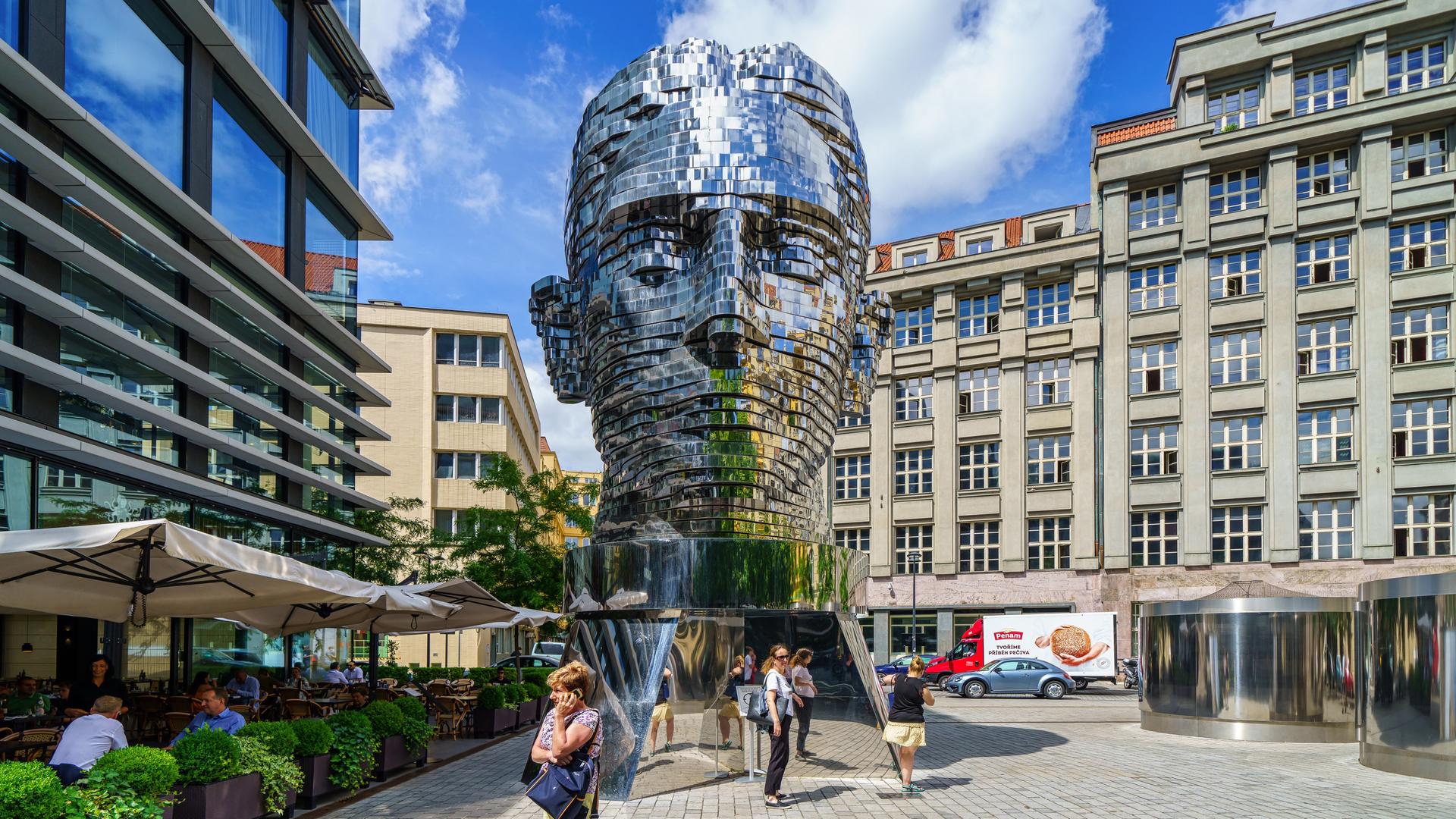 Eine bewegliche Metallskulptur des Kopfes von Franz Kafka steht in der Prager Neustadt.