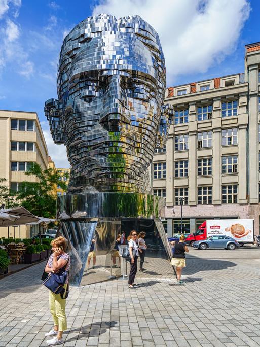 Eine bewegliche Metallskulptur des Kopfes von Franz Kafka steht in der Prager Neustadt.