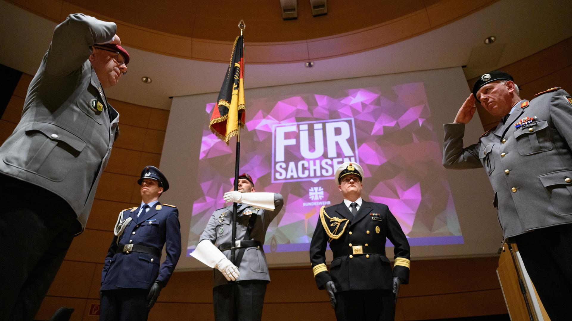 Oberst Michael H. Popielas (l), neuer Kommandeur des Landeskommandos Sachsen, und Generalmajor Andreas Henne, stellvertretender Befehlshaber des Territorialen Führungskommandos, 2023 bei der Kommandoübergabe in der Graf-Stauffenberg-Kaserne.