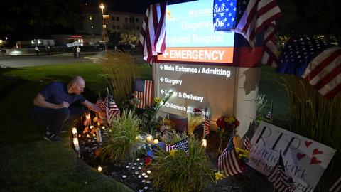 Unterstützer versammeln sich vor dem Timpanogos Regional Hospital, um Charlie Kirk zu gedenken, der am 10. September 2025 während einer Rede an der Utah Valley University in Orem, Utah, USA, tödlich erschossen wurde.