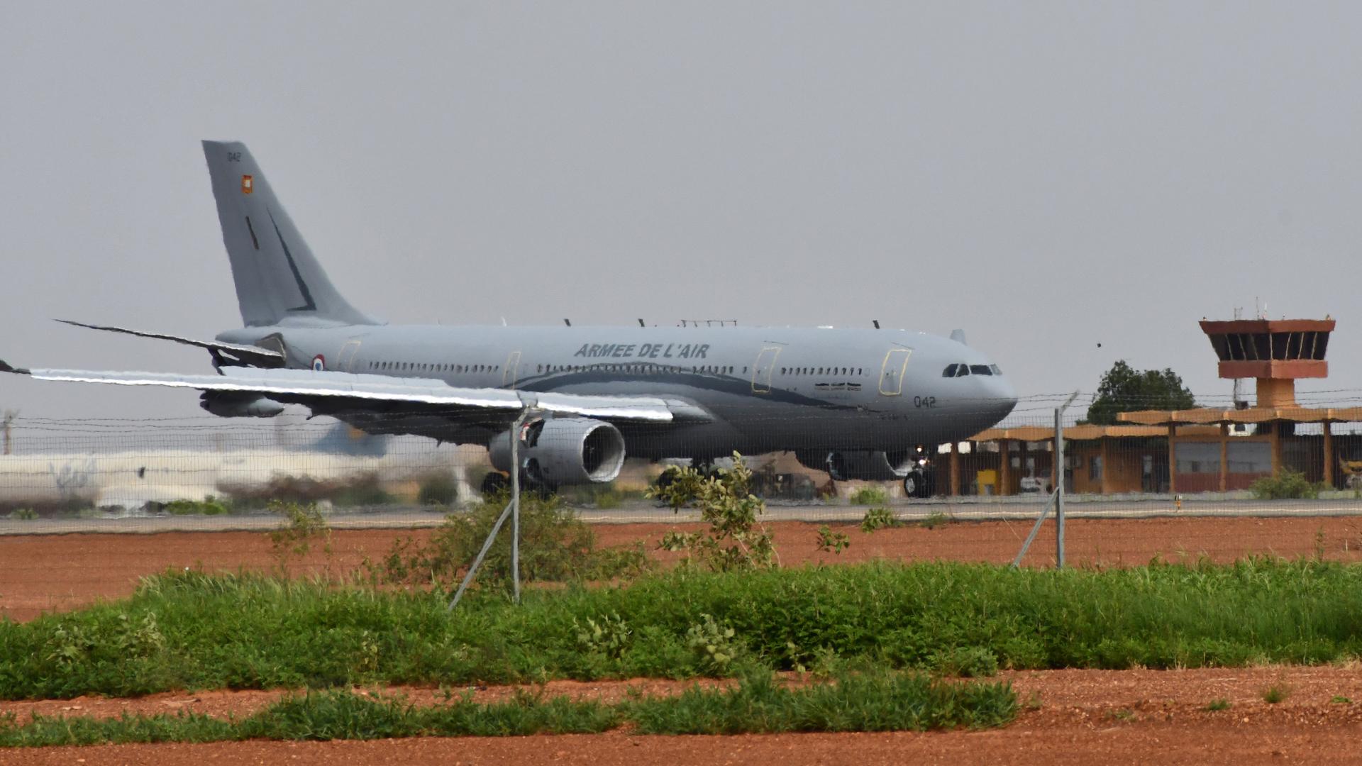 Ein französicher Airbus der französischen Luftwaffe ist auf dem internationalen Flughafen von Niamey zu sehen.
