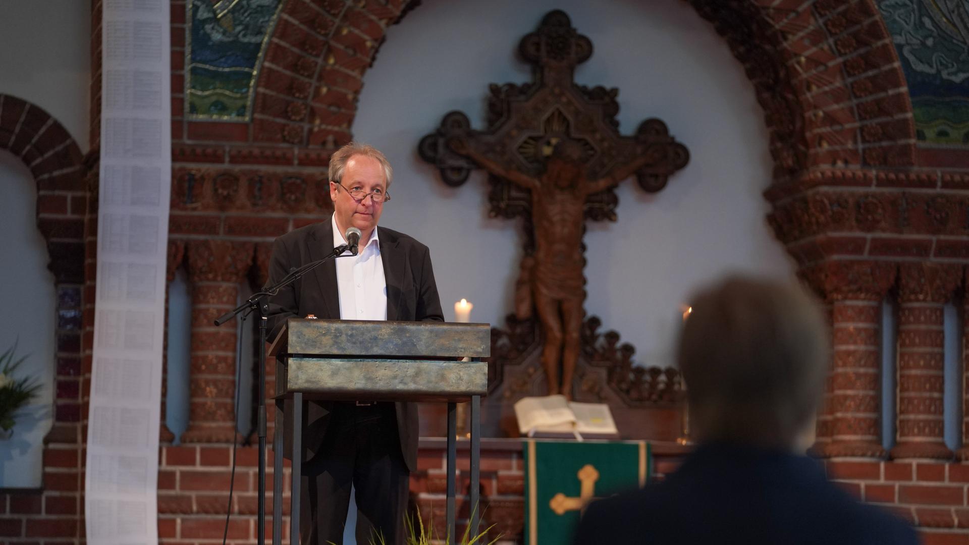 Der evangelische Landesbischof Christian Stäblein in der Berliner Passionskirche am Rednerpult