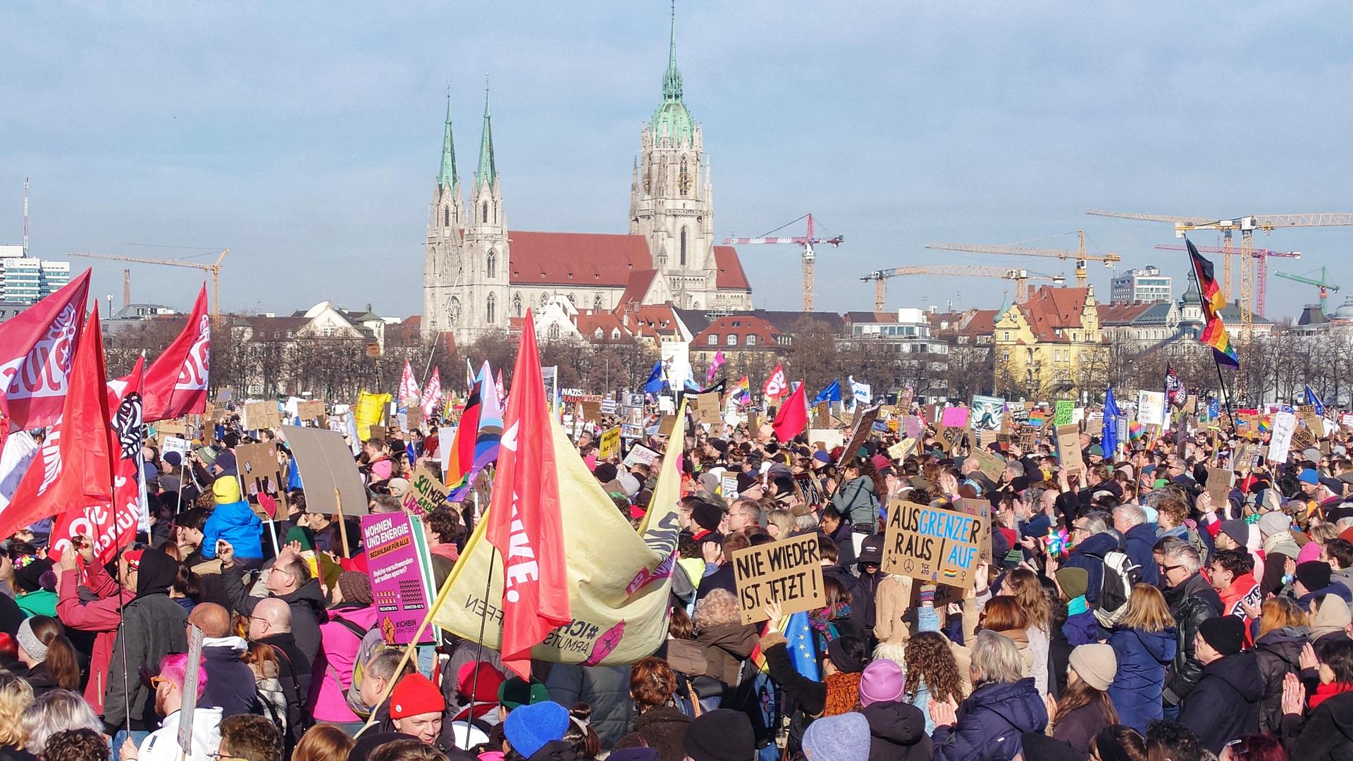 Hunderttausende Demonstranten protestieren in München gegen Rechtsextremismus.