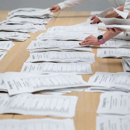 Wahlhelfer zählen in einem Wahllokal, das in einer Grundschule untergebracht ist, die Stimmzettel für die Kommunalwahl in Niedersachsen.
