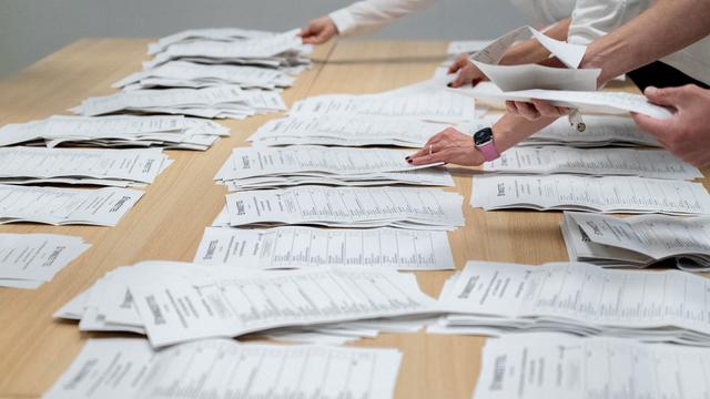 Wahlhelfer zählen in einem Wahllokal, das in einer Grundschule untergebracht ist, die Stimmzettel für die Kommunalwahl in Niedersachsen.