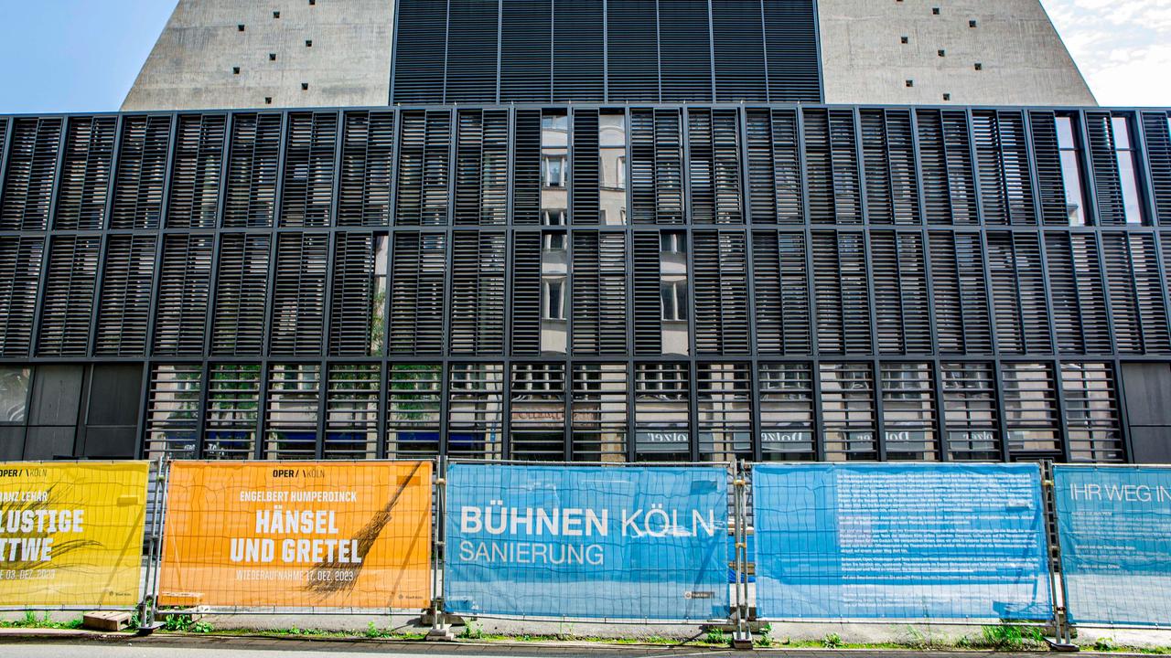 Das Operngebäude in Köln am Offenbachplatz. Container stehen während der Sanierungsphase vor dem Haupteingang.