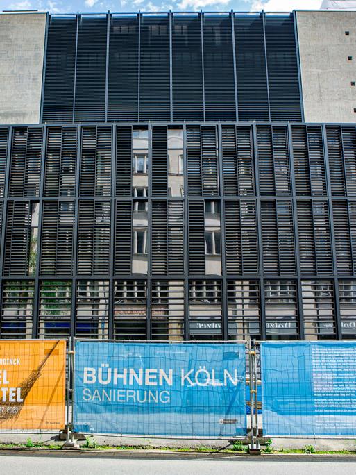 Die Oper Köln befindet sich eingerahmt von Bauzaun in der Kölner Innenstadt auf dem Offenbachplatz. 