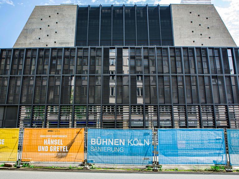 Die Oper Köln befindet sich eingerahmt von Bauzaun in der Kölner Innenstadt auf dem Offenbachplatz. 