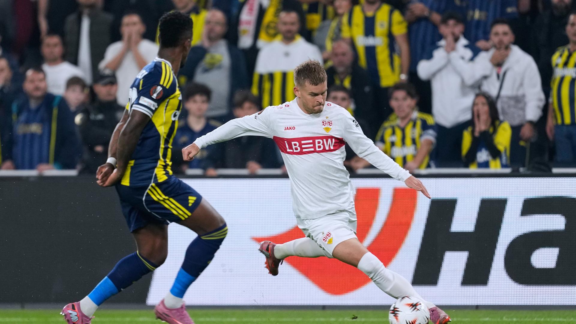 Mittelstädt im rot-weißen Trikot setzt grade zum Schuss an. Semedo im schwarz-gelben Trikot will den Schuss blocken.