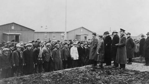 Der Chef der Geheimen Staatspolizei (Gestapo), Rudolf Diels im Konzentrationslager Esterwegen, bei einer Ansprache vor politischen Häftlingen im Konzentrationslager Esterwegen, die vor ihrer Entlassung anlässlich der Reichstagswahl am 12. November 1933 stehen, Weihnachtsamnestie 1933. Foto: November/Dezember 1933.