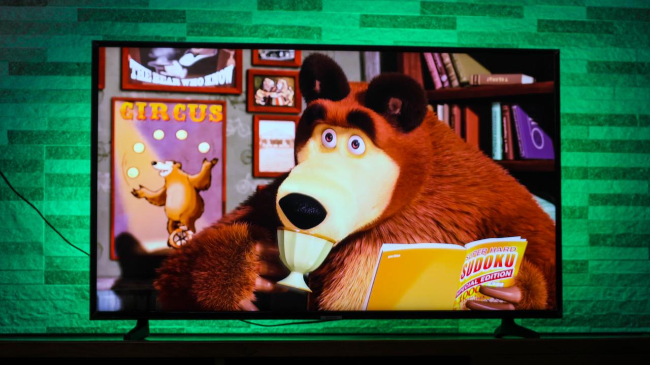 Auf dem Fernsehbildschirm ist die russische Zeichentrickserie für Kinder „Mascha und der Bär“ zu sehen.