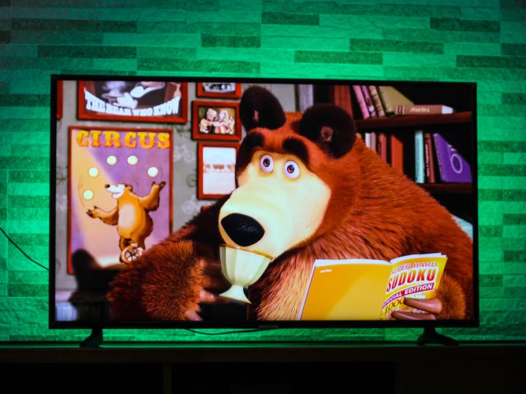 Auf dem Fernsehbildschirm ist die russische Zeichentrickserie für Kinder „Mascha und der Bär“ zu sehen.