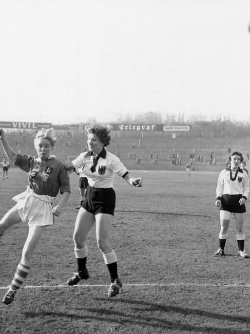 Im Endspiel der Fußball-EM der Frauen 1957 im Poststadion in Berlin setzte sich die englische Mannschaft (in hellen Hosen) gegen die deutsche Mannschaft durch. 