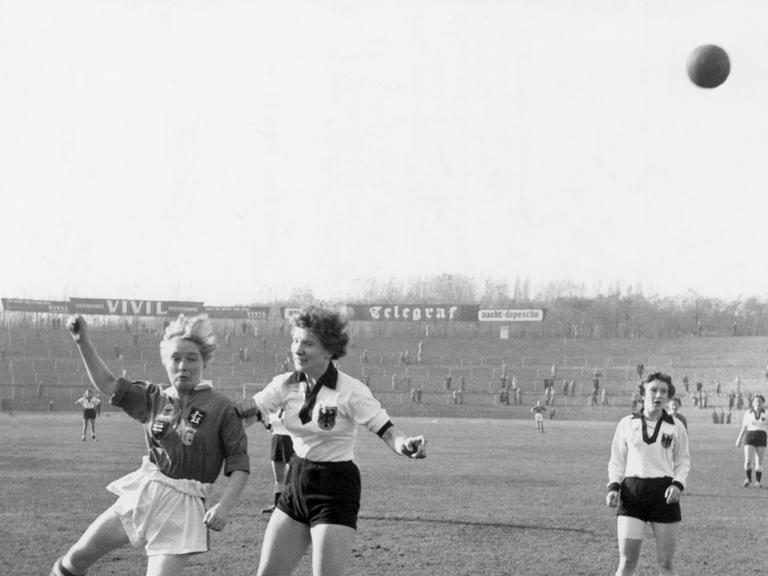 Im Endspiel der Fußball-EM der Frauen 1957 im Poststadion in Berlin setzte sich die englische Mannschaft (in hellen Hosen) gegen die deutsche Mannschaft durch. 