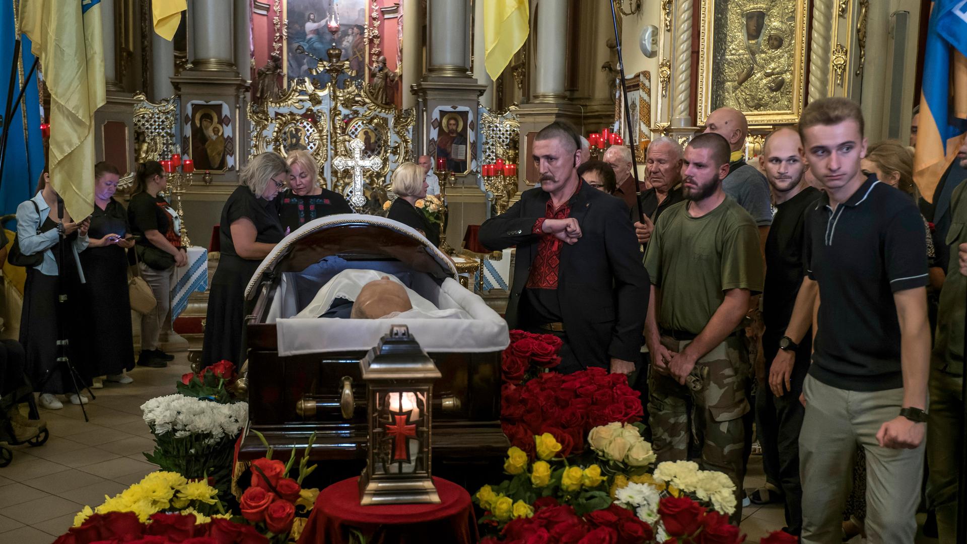 Ukraine, Lwiw: Menschen trauern am Sarg des ehemaligen ukrainischen Parlamentspräsidenten Andrij Parubij, der am 30.08.2025 auf offener Straße erschossen worden war. Ukraine, Lwiw: Menschen trauern am Sarg des ehemaligen ukrainischen Parlamentspräsidenten Andrij Parubij, der am 30.08.2025 auf offener Straße erschossen worden war.