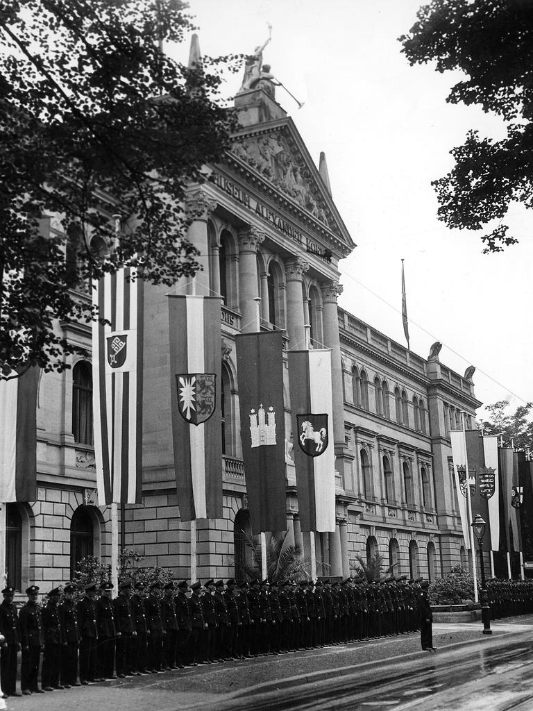 Eröffnung des Parlamentarischen Rat in Bonn. Eine Ehrenabordnung der Bonner Polizei zur Eröffnungsfeier (des Parlamentarischen Rates) vor dem Alexander-König-Museum zu Beginn der Veranstaltung am 01.09.1948.